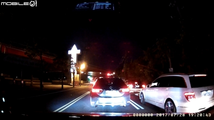 行車紀錄器對焦玻璃上的困擾