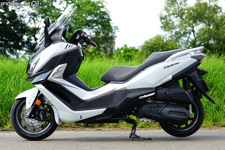 正面對決！YAMAHA XMAX vs SYM CRUiSYM 2017 上半年同價位黃牌羊大PK