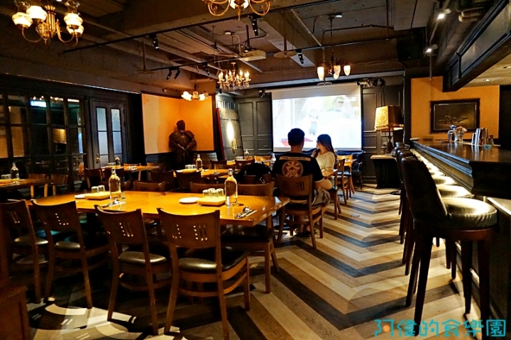 台北英倫風新餐廳Bagel Bagel Cafe Bar，門面是西服店，很像「金牌特務」，菜色蠻不錯的！