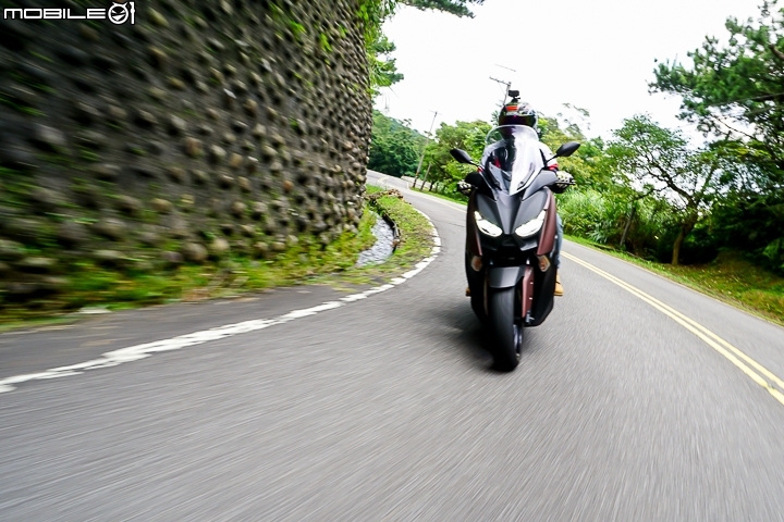 配備滿檔黃牌首選 YAMAHA XMAX 300 市區試駕、油耗測試與保養分析
