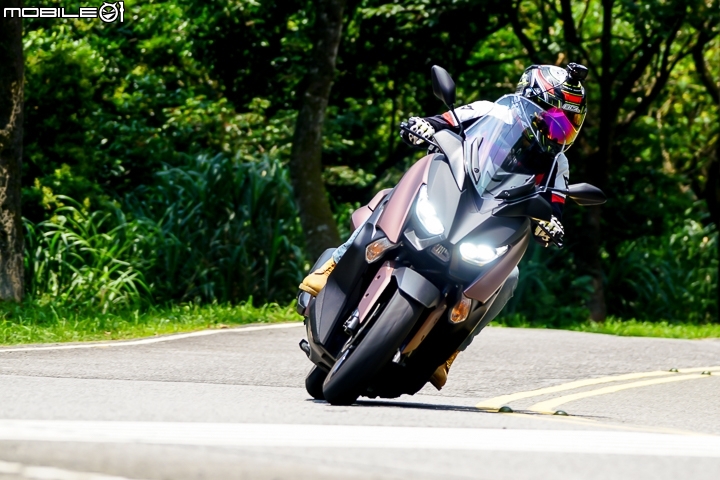 配備滿檔黃牌首選 YAMAHA XMAX 300 市區試駕、油耗測試與保養分析