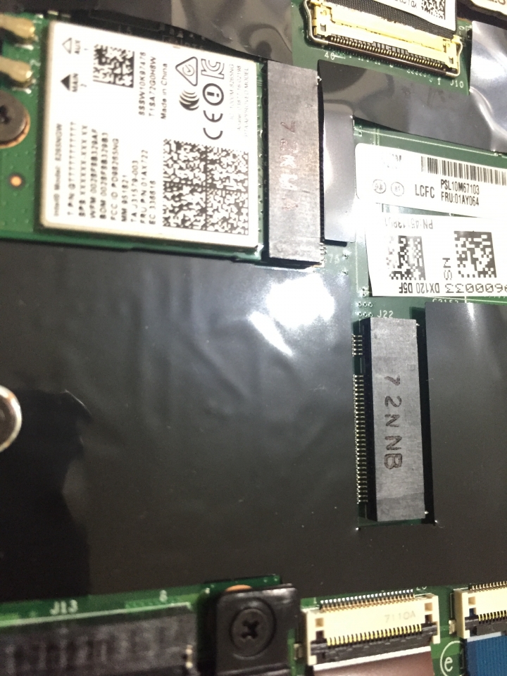 請問 X1C 5th 這個空槽是加裝硬碟用的嗎?