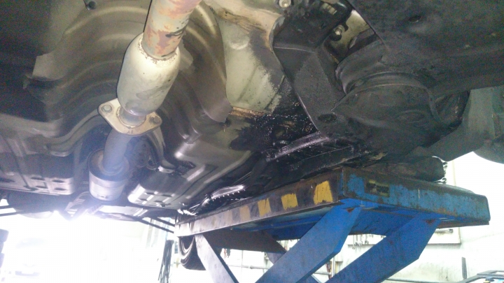 請問美規CAMRY車底漏油?(有圖)