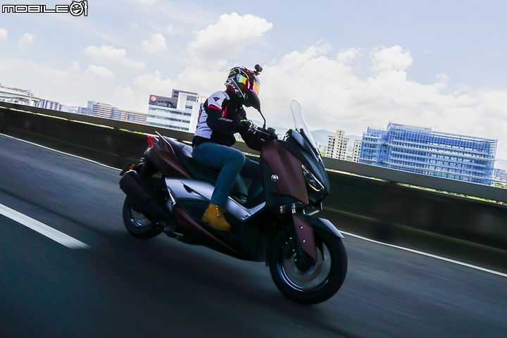 配備滿檔黃牌首選 YAMAHA XMAX 300 市區試駕、油耗測試與保養分析