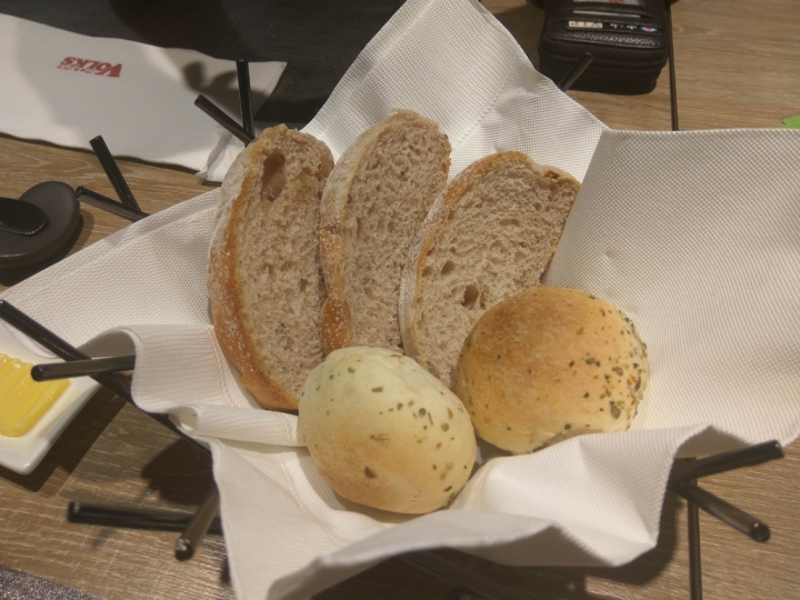 [全家系列]台中市朝富店日式沃克牛排VOLKS食記~ 麵包好好吃喔~ 海鮮及牛肉主菜也很不錯~