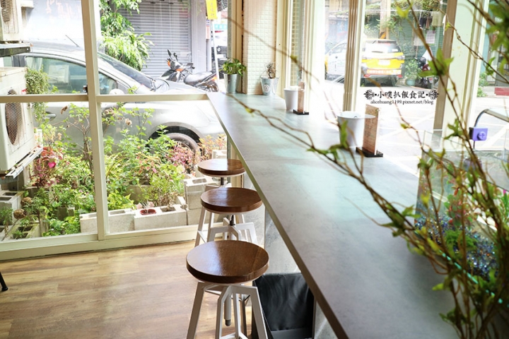 【台北士林早午餐】『伍伍零-咖啡與餐』巷弄內夢幻玻璃屋/近捷運芝山站/乾燥花/拍照.IG打卡/免服務費/WiFi