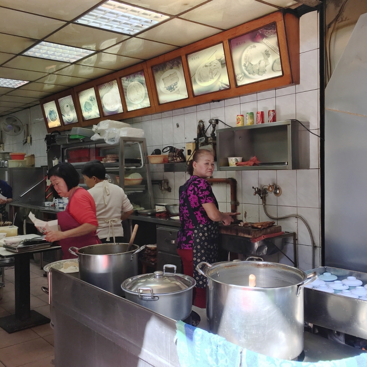 【分享】台中舊市區最強老店之一「烤肉沙拉店」