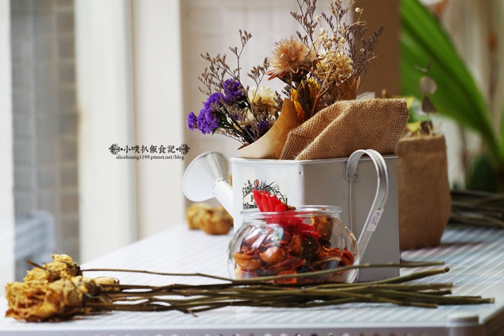 【台北士林早午餐】『伍伍零-咖啡與餐』巷弄內夢幻玻璃屋/近捷運芝山站/乾燥花/拍照.IG打卡/免服務費/WiFi