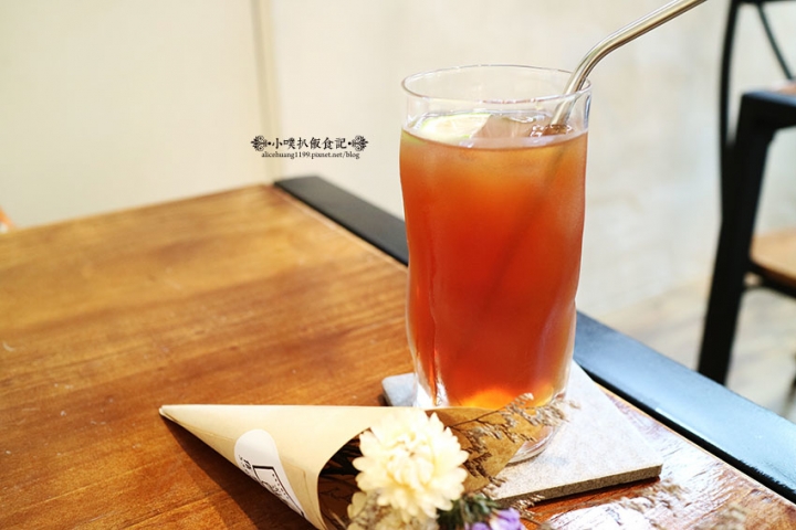 【台北士林早午餐】『伍伍零-咖啡與餐』巷弄內夢幻玻璃屋/近捷運芝山站/乾燥花/拍照.IG打卡/免服務費/WiFi