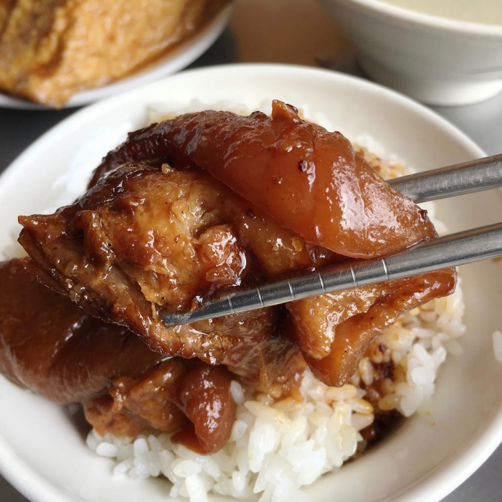 【分享】台中在地人才知道的路邊攤滷肉飯「康 京兆堂」肉角飯