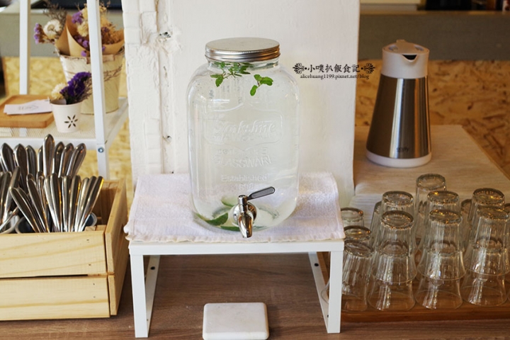 【台北士林早午餐】『伍伍零-咖啡與餐』巷弄內夢幻玻璃屋/近捷運芝山站/乾燥花/拍照.IG打卡/免服務費/WiFi