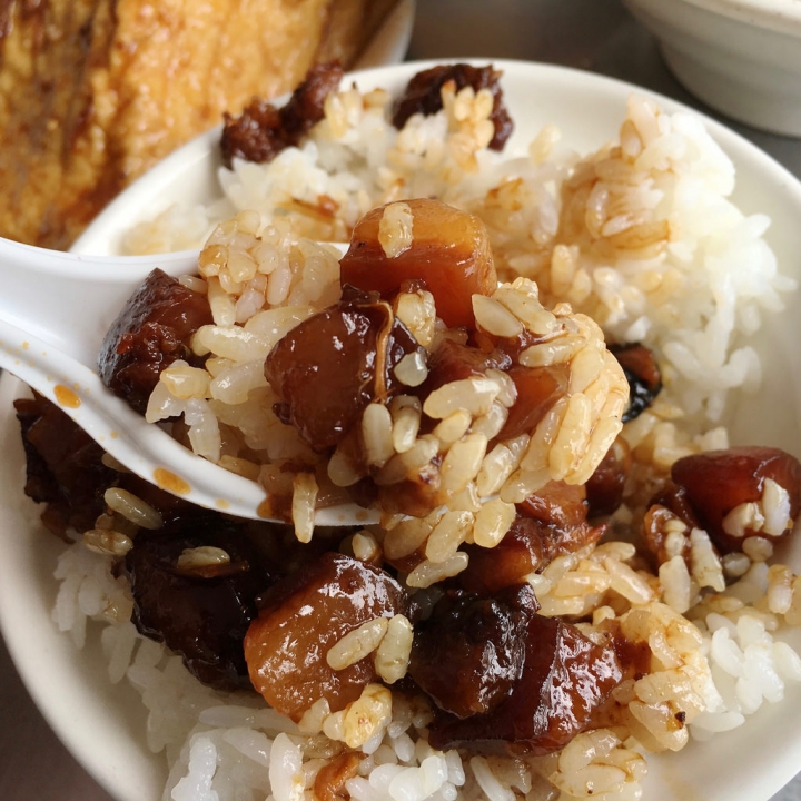 【分享】台中在地人才知道的路邊攤滷肉飯「康 京兆堂」肉角飯
