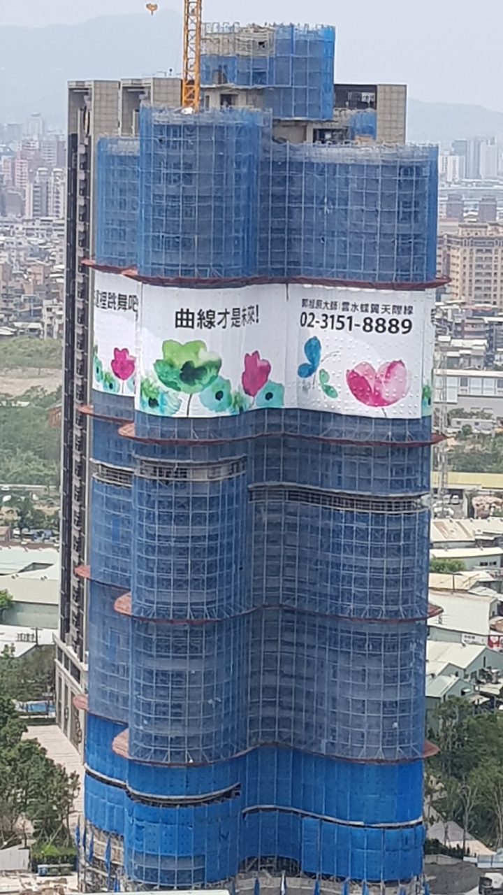 冠德中和左岸第一排  結構體快蓋好了...不知開價跟案名.....期待更多左岸鄰居 擴大居住數 生活機能