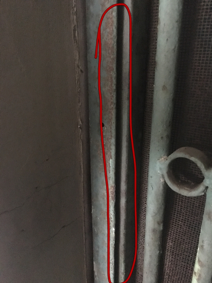 請問鐵門怎麼改成密封的門(不用到氣密)