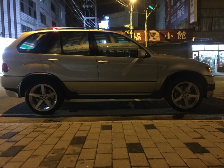 第一代X5 E53上20吋鍛造鋁圈也能蹦出新滋味~~~D1 SPEC