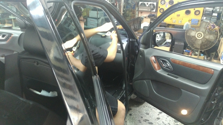 【MIO R58】行車紀錄器!!福特ESCAPE 2.3實測安裝!!進度:維修完成，重新安裝後正常運行