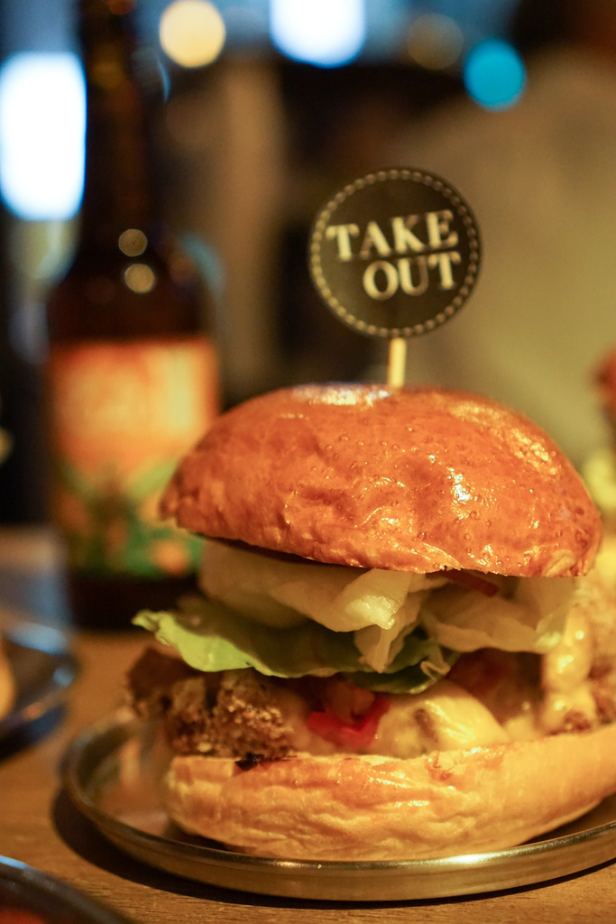 【美食|六張犁】Take Out Burger&Cafe美式餐廳,近通化夜市,隱藏版特製漢堡必點!