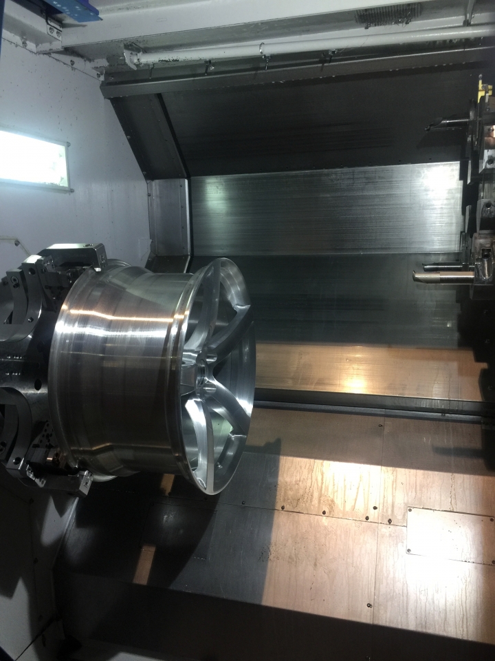 第一代X5 E53上20吋鍛造鋁圈也能蹦出新滋味~~~D1 SPEC