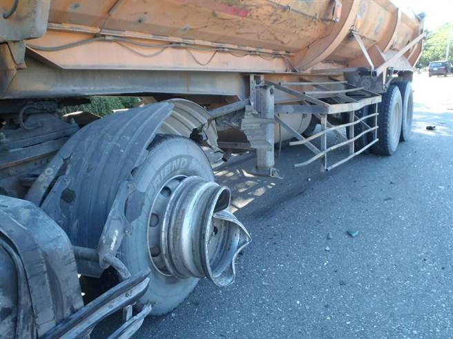 台9休旅車擦撞砂石車 車頭嚴重毀損  人輕傷...