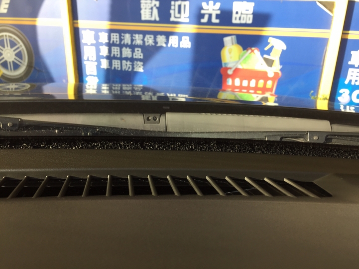 Nissan 青鳥中控台前方玻璃分開？？