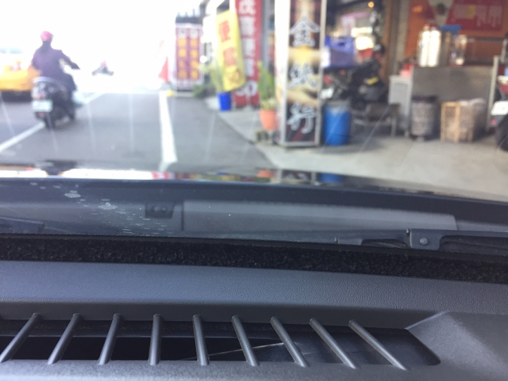 Nissan 青鳥中控台前方玻璃分開？？
