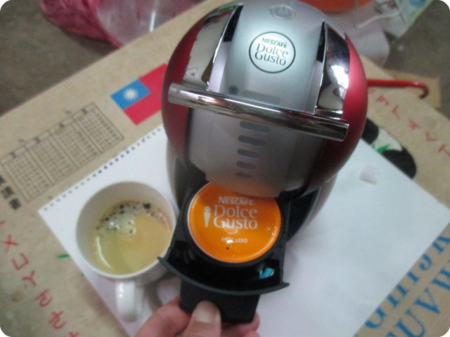 (開箱) 【"GENIO 2"】紅企鵝「雀巢多趣酷思膠囊咖啡機 NESCAFE Dolce Gusto」。