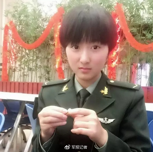不要只關心救災，來看解放軍美女...