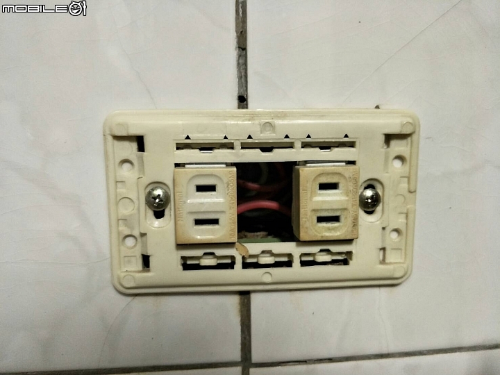 插座內鐵盒子都鏽蝕，造成脫落，怎麼辦？DIY自救分享