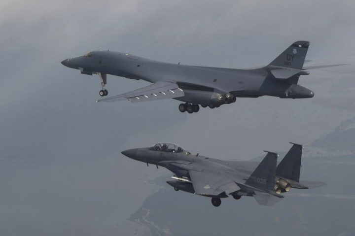 向金正恩展示武力！美兩架B-1B槍騎兵戰略轟炸機飛越朝鮮半島