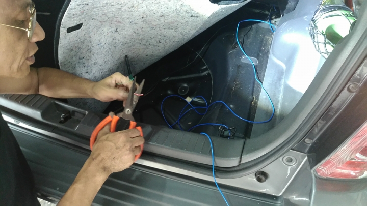 【MIO R58】行車紀錄器!!福特ESCAPE 2.3實測安裝!!進度:維修完成，重新安裝後正常運行