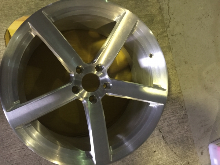 第一代X5 E53上20吋鍛造鋁圈也能蹦出新滋味~~~D1 SPEC
