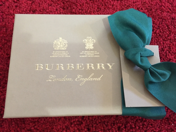 [分享] Burberry LONDON LEATHER 護照夾 & CASHNERE 圍巾
