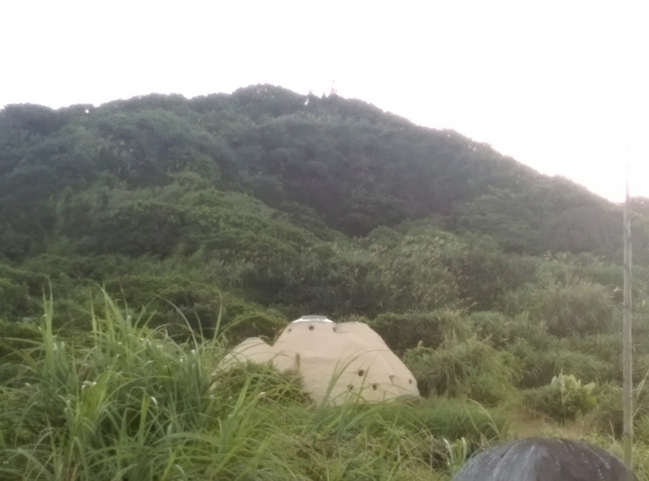 在淡金公路上洋豆子咖啡館對面山坡上的小碉堡.....這到底是什麼呀 ???