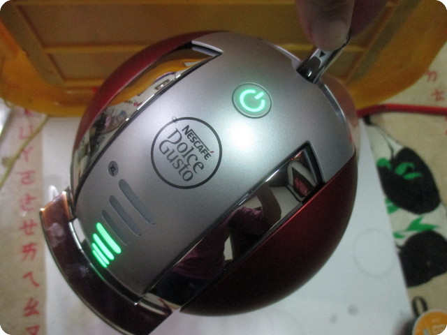 (開箱) 【"GENIO 2"】紅企鵝「雀巢多趣酷思膠囊咖啡機 NESCAFE Dolce Gusto」。