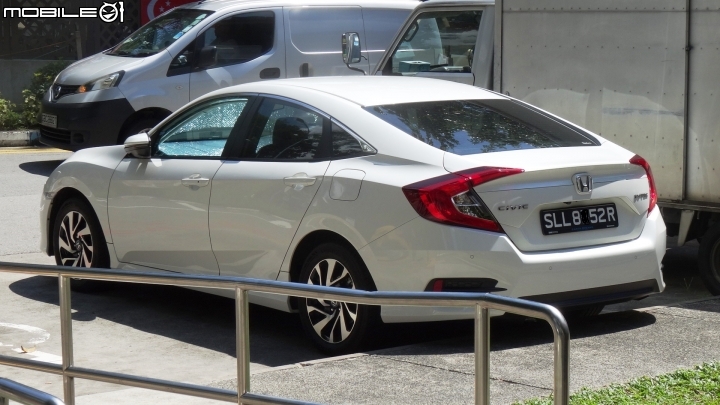 新加坡看到的HONDA CIVIC~~覺得蠻好看的~~~~