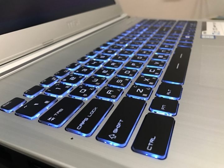 MSI美型商務機 PE62 7RD 簡易開箱