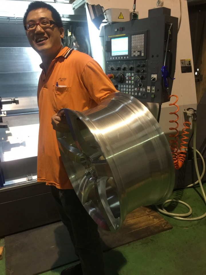 第一代X5 E53上20吋鍛造鋁圈也能蹦出新滋味~~~D1 SPEC