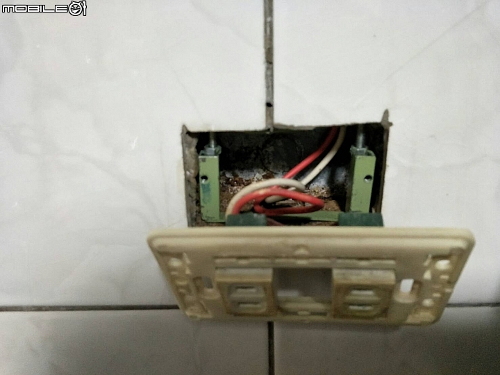 插座內鐵盒子都鏽蝕，造成脫落，怎麼辦？DIY自救分享