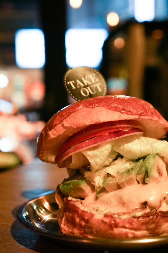 【美食|六張犁】Take Out Burger&Cafe美式餐廳,近通化夜市,隱藏版特製漢堡必點!