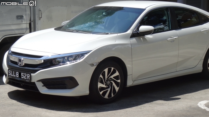 新加坡看到的HONDA CIVIC~~覺得蠻好看的~~~~
