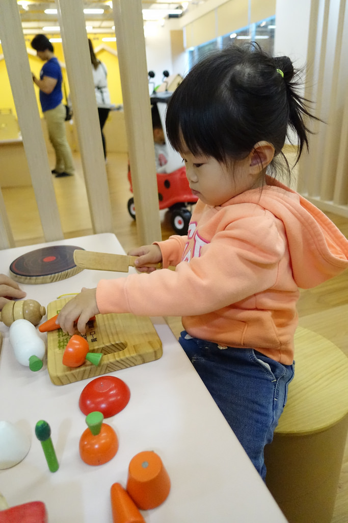 【台北/中正紀念堂站】信誼小太陽親子館~超大球池 家家酒玩具超多