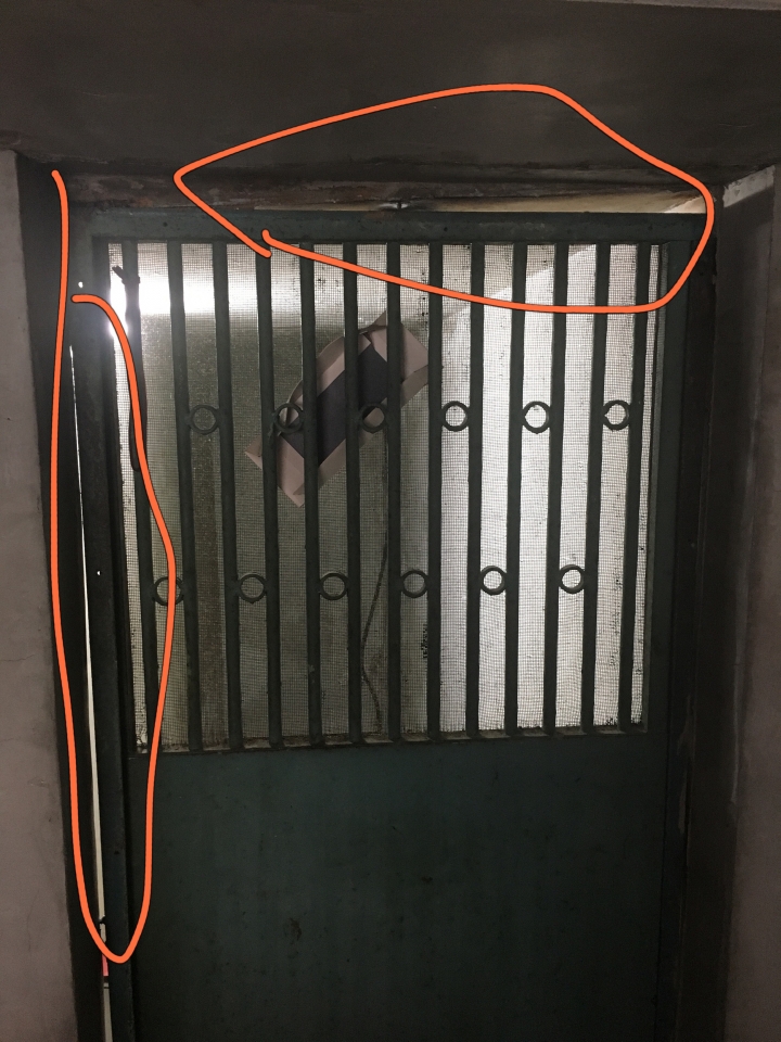 請問鐵門怎麼改成密封的門(不用到氣密)