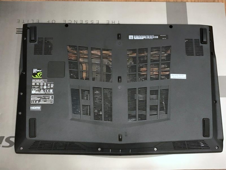 MSI美型商務機 PE62 7RD 簡易開箱