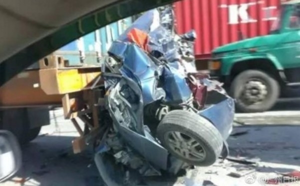 慘重追撞夾死人