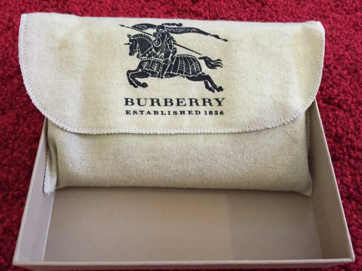 [分享] Burberry LONDON LEATHER 護照夾 & CASHNERE 圍巾