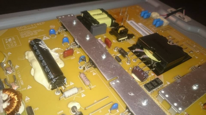 Benq L42-6400 昨天碰的一聲發出火光