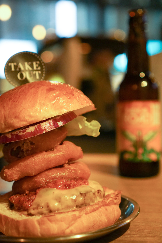 【美食|六張犁】Take Out Burger&Cafe美式餐廳,近通化夜市,隱藏版特製漢堡必點!