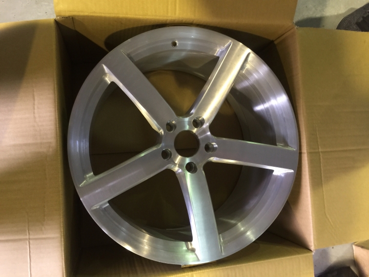 第一代X5 E53上20吋鍛造鋁圈也能蹦出新滋味~~~D1 SPEC