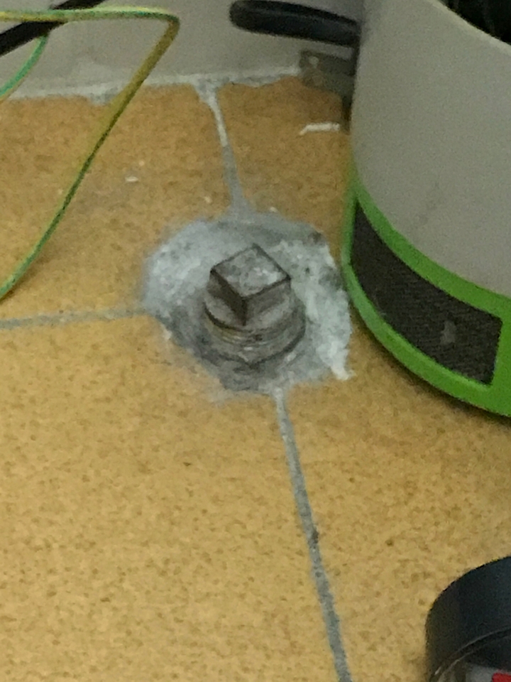 請問這個廚房地上凸起的鐵是什麼