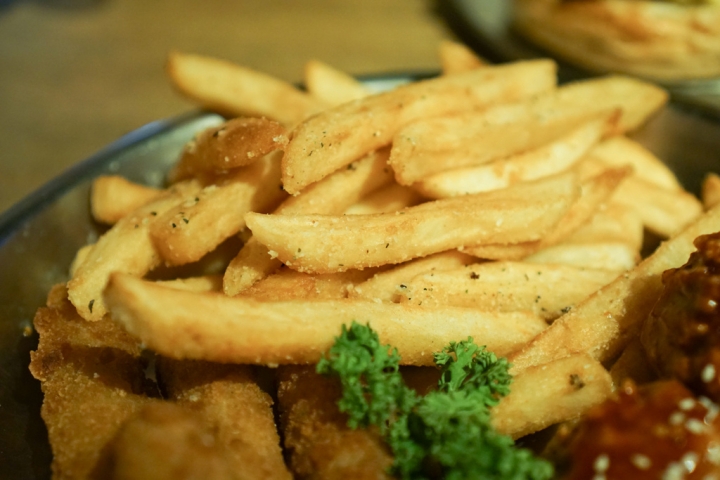 【美食|六張犁】Take Out Burger&Cafe美式餐廳,近通化夜市,隱藏版特製漢堡必點!